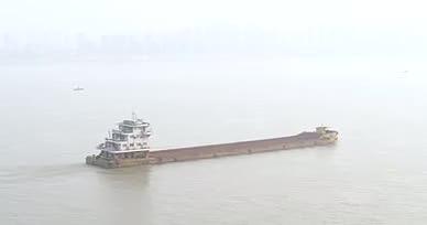 4K江上大船轮船行驶船只行驶长江轮船视频的预览图